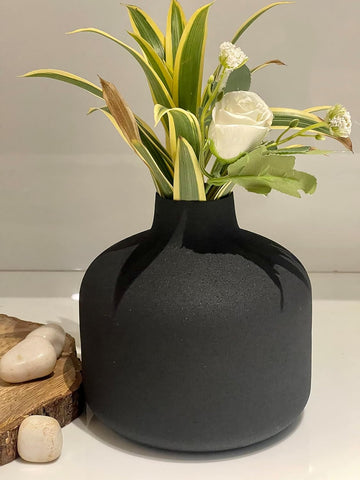 TEXTURED BLACK FINISH METAL FLOWER VASE - PACK OF 1